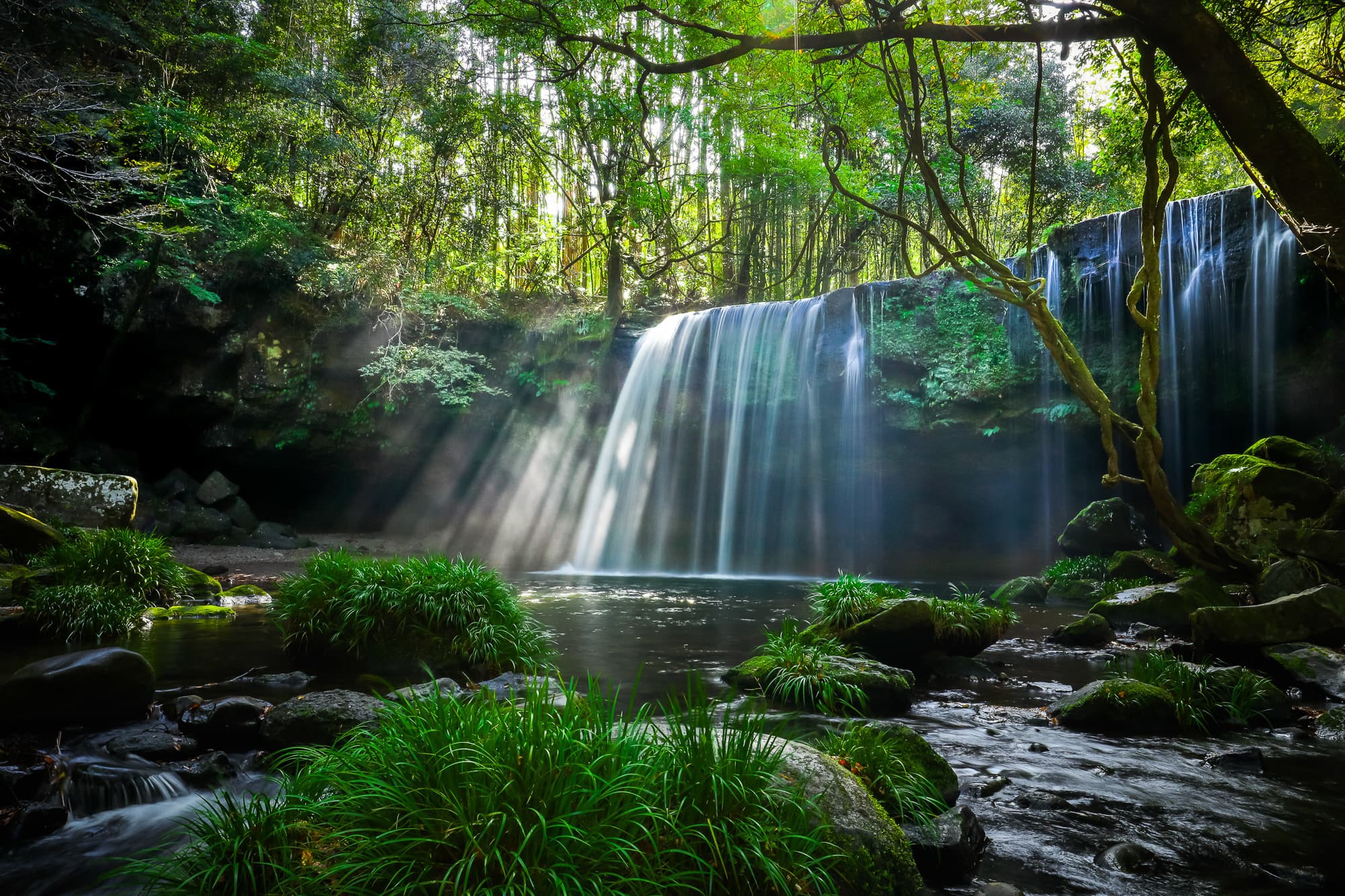 光が差し込む鍋ヶ滝