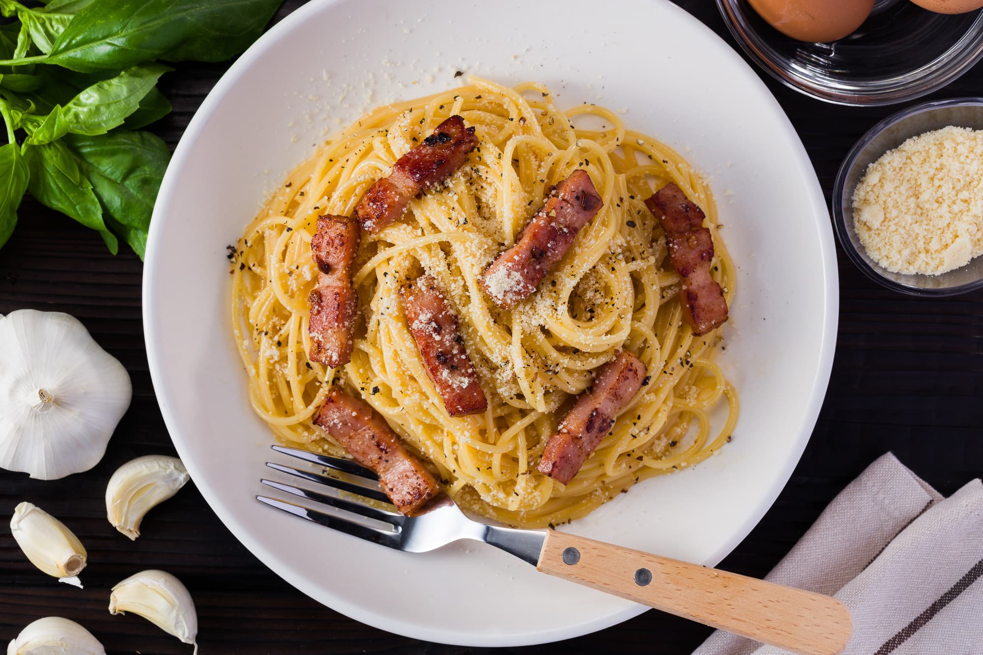 白い皿に乗ったシンプルなカルボナーラ