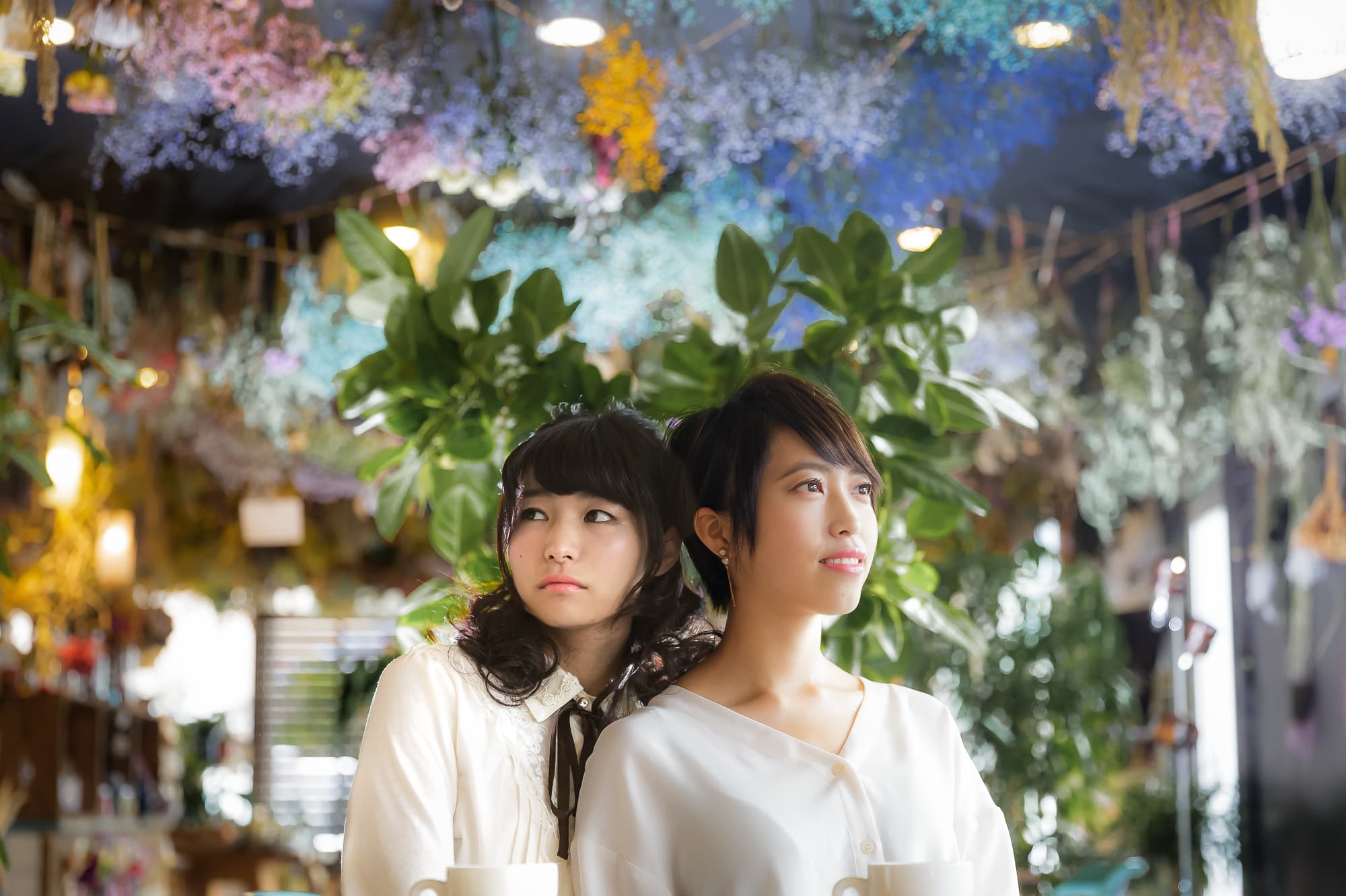 ドライフラワーに包まれる日本人女性