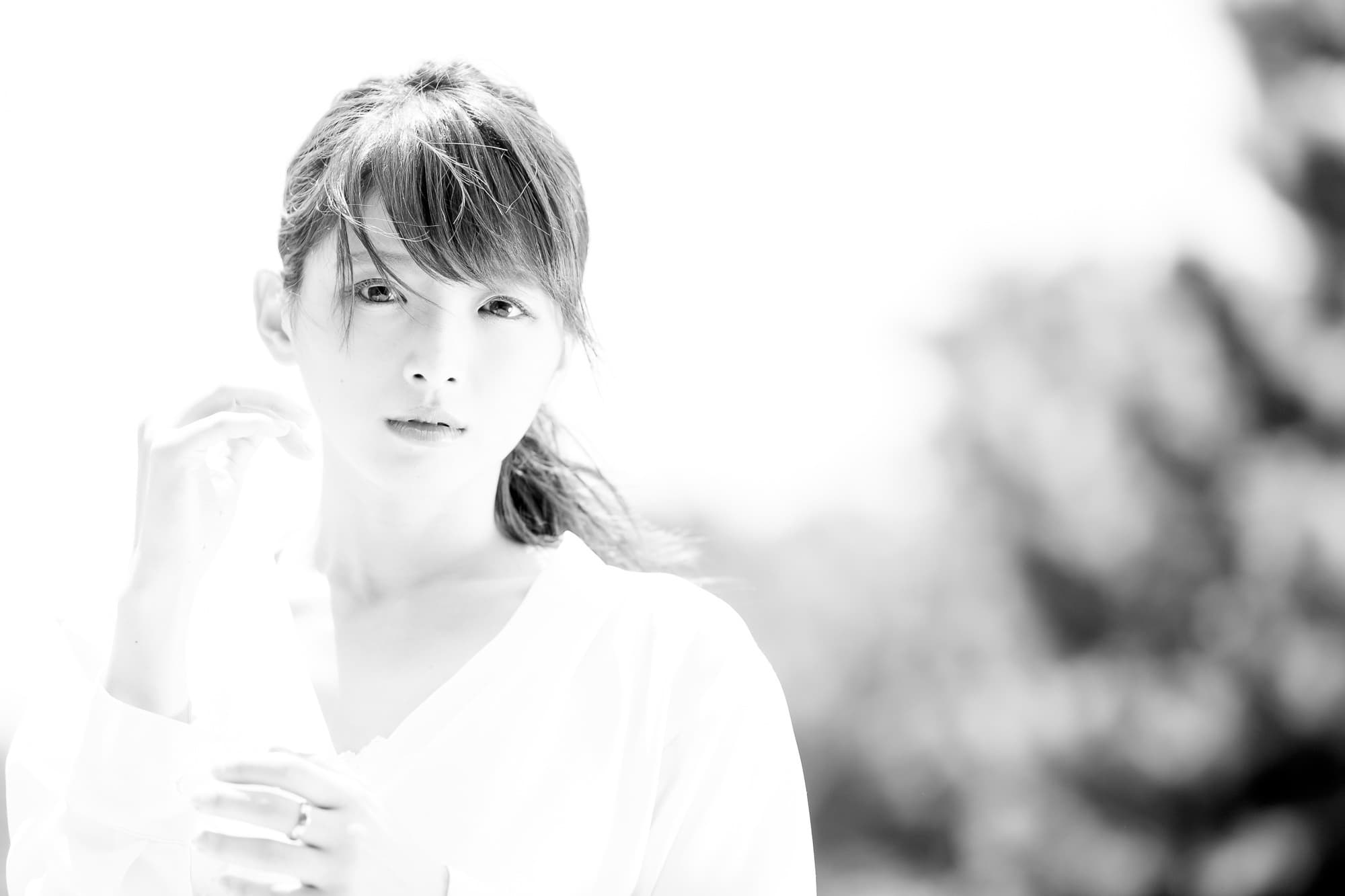 光に包まれる日本人女性