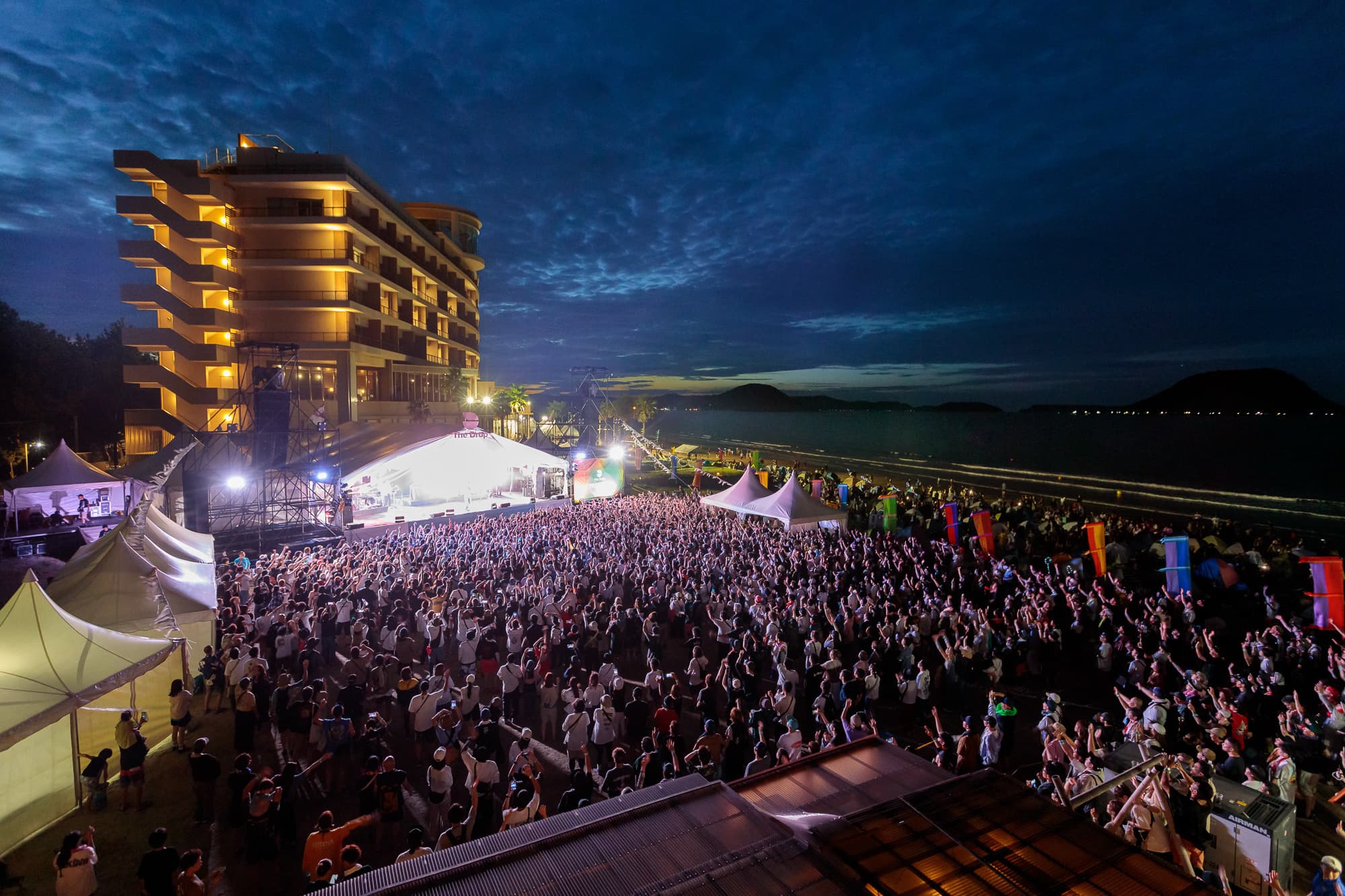 夕暮れのビーチで盛り上がるミュージックフェス